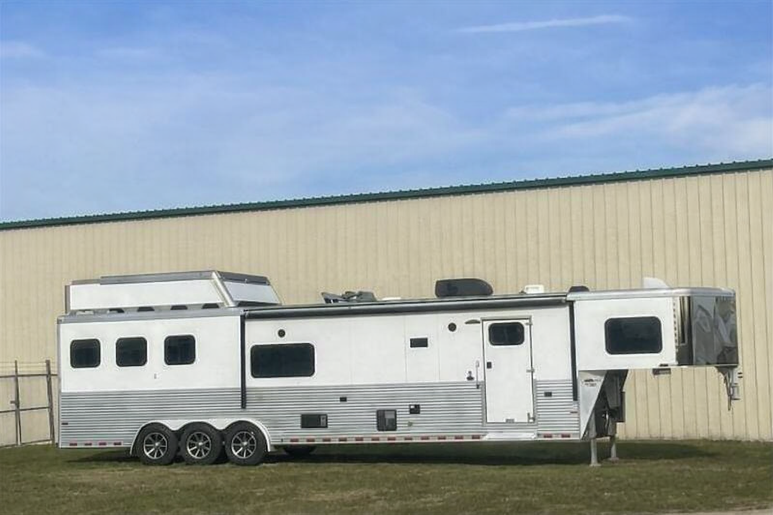 Used Gooseneck Horse Trailer - Image 4