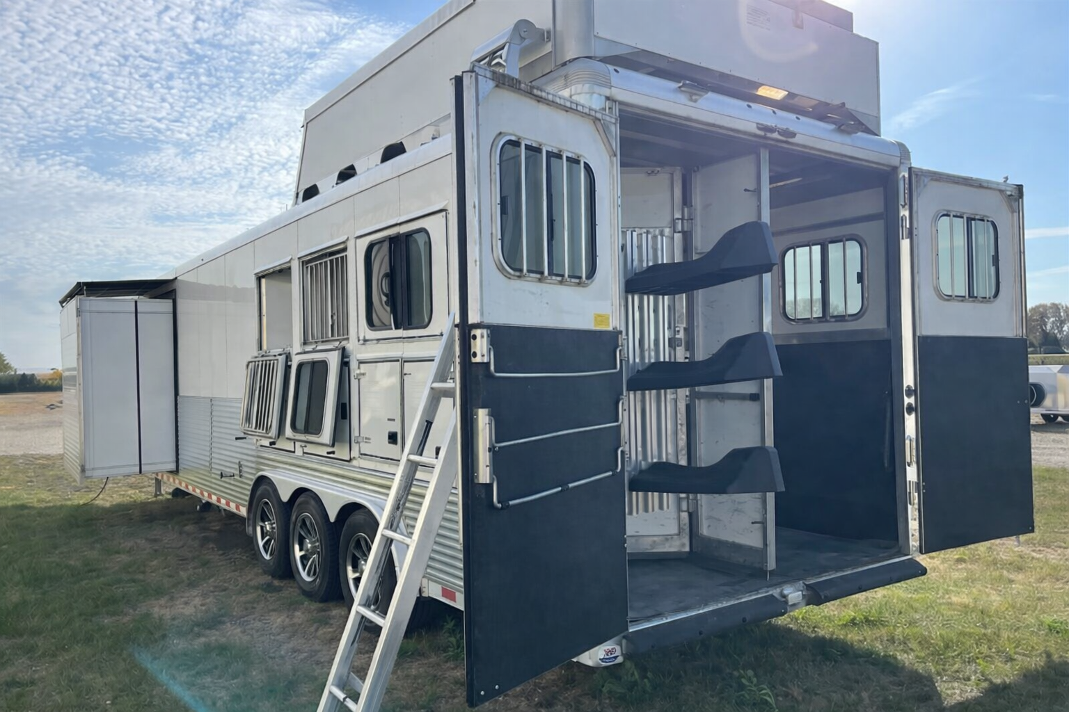 Used Gooseneck Horse Trailer - Image 2