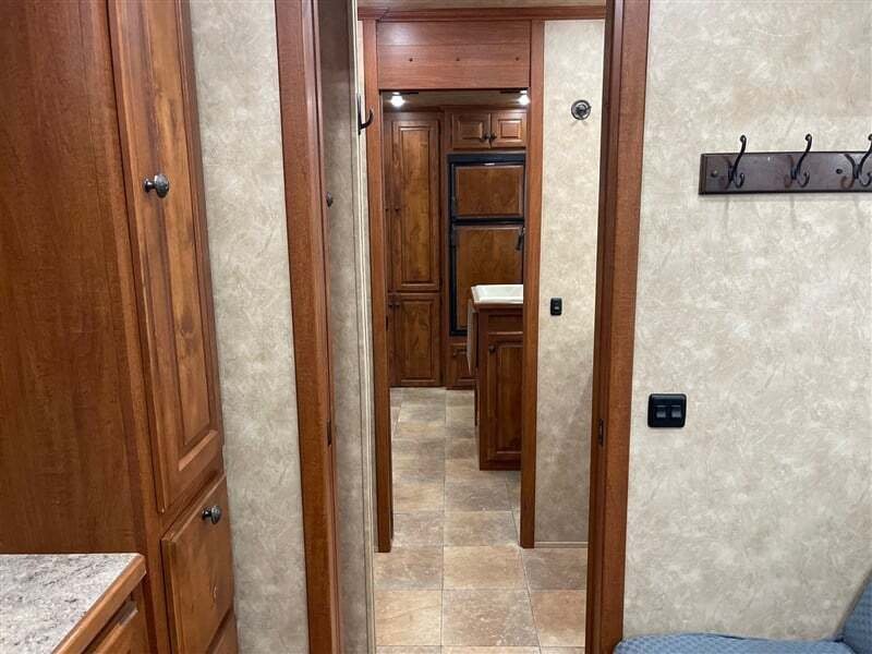 Used Gooseneck Horse Trailer - Image 13