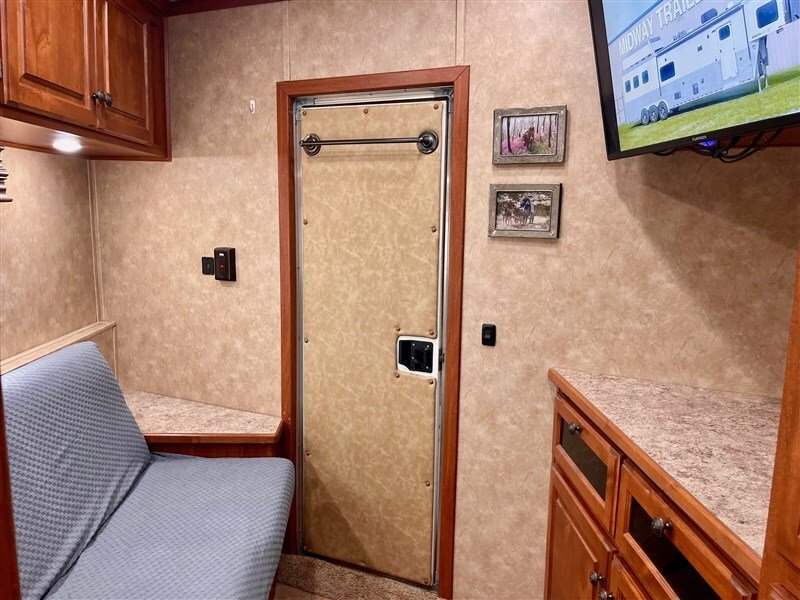 Used Gooseneck Horse Trailer - Image 14