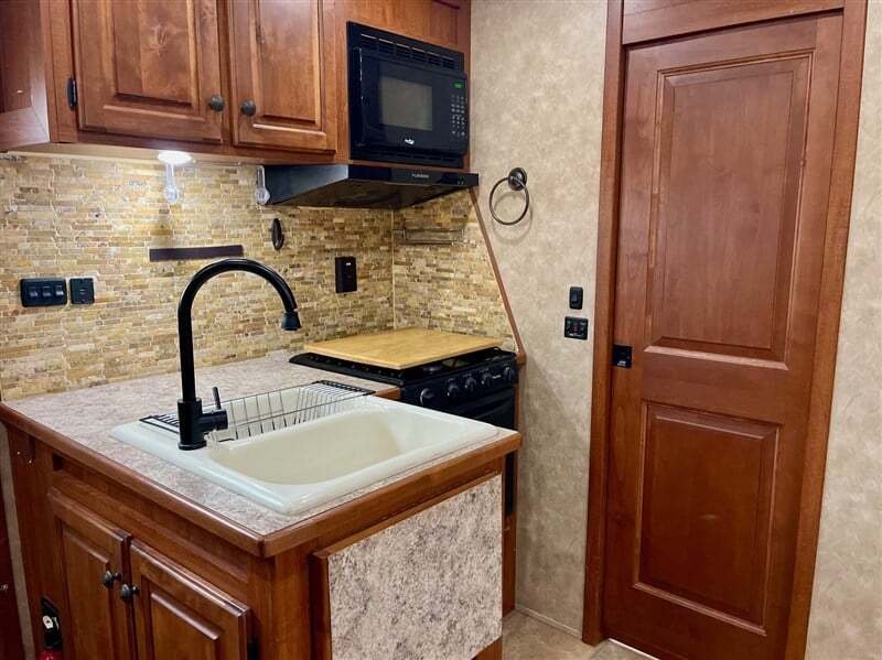 Used Gooseneck Horse Trailer - Image 19