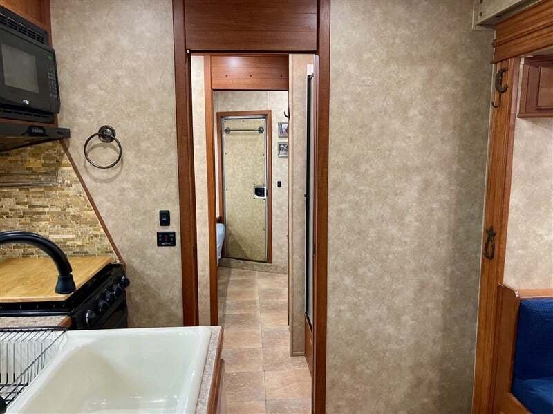 Used Gooseneck Horse Trailer - Image 18