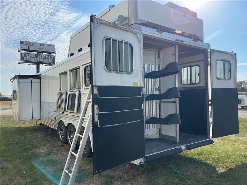 Used Gooseneck Horse Trailer - Image 10