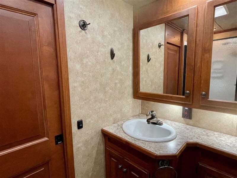 Used Gooseneck Horse Trailer - Image 15