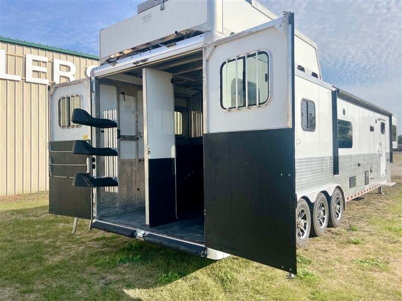 Used Gooseneck Horse Trailer - Image 8