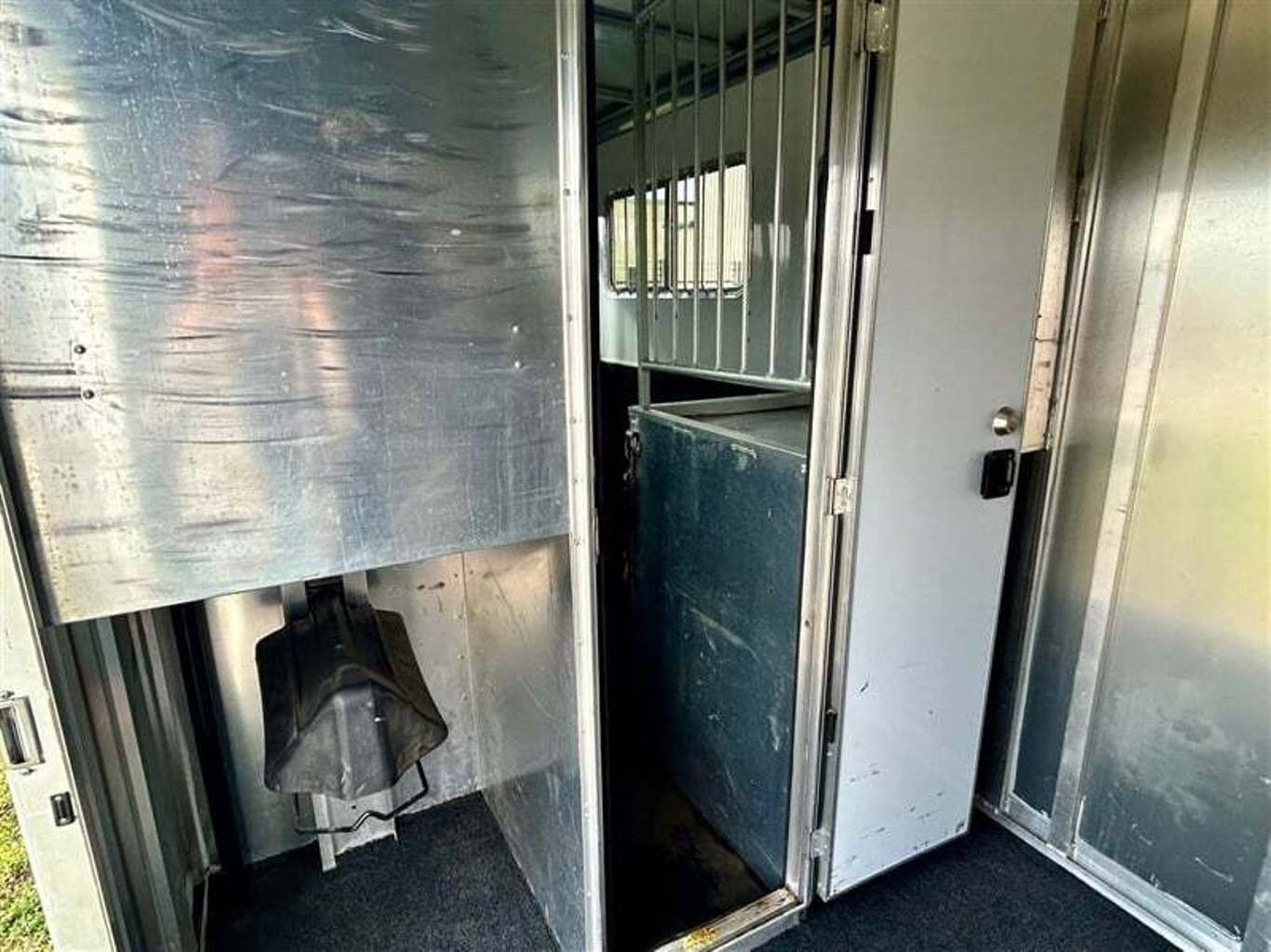 Used Gooseneck Horse Trailer - Image 7