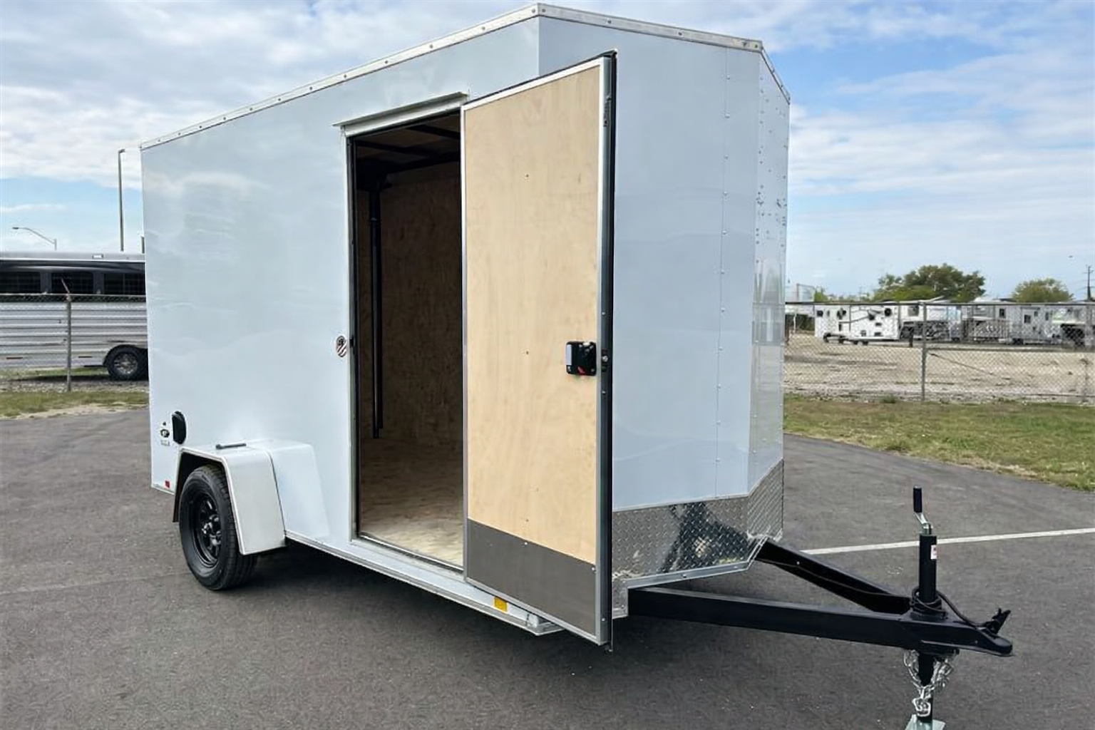 2026 Look 6 X 12' ST DLX W/ Rear Ramp - Image 2